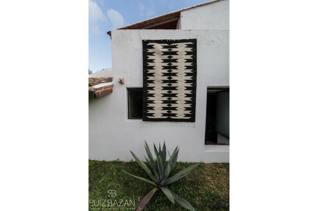 Tapete Blanco y Negro 200cms x 130cms (6.56ft x 4.26ft)
