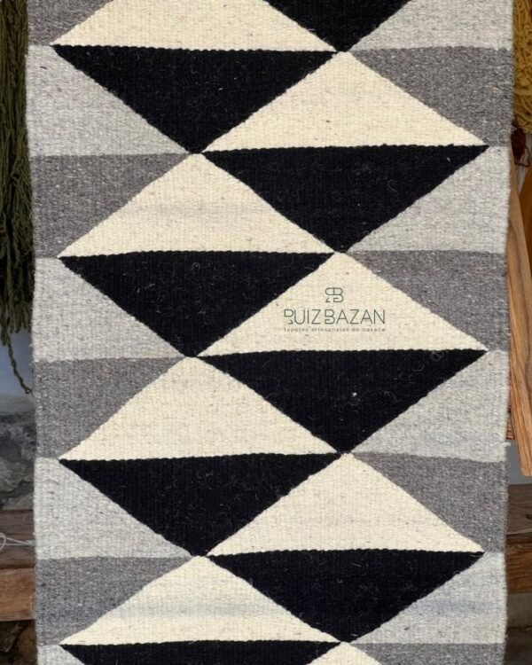 Tapete Triángulos 125cms largo x 40cms ancho (49.21in x 15.74in) - Imagen 2
