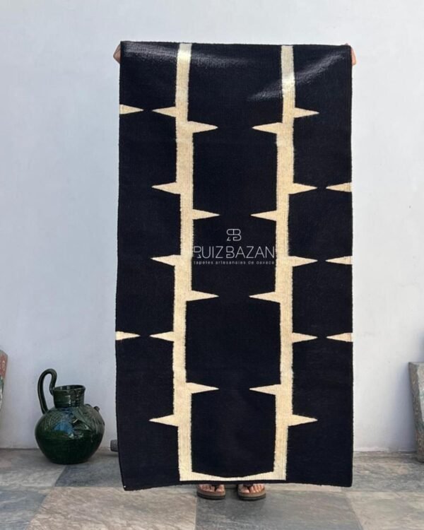 Tapete blanco/negro  80cms ancho x 160cms largo (2.6ft x 5.24ft)