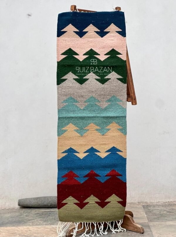 Tapete flechas multicolor 125cms largo x 40cms ancho (49.21in x 15.74in)